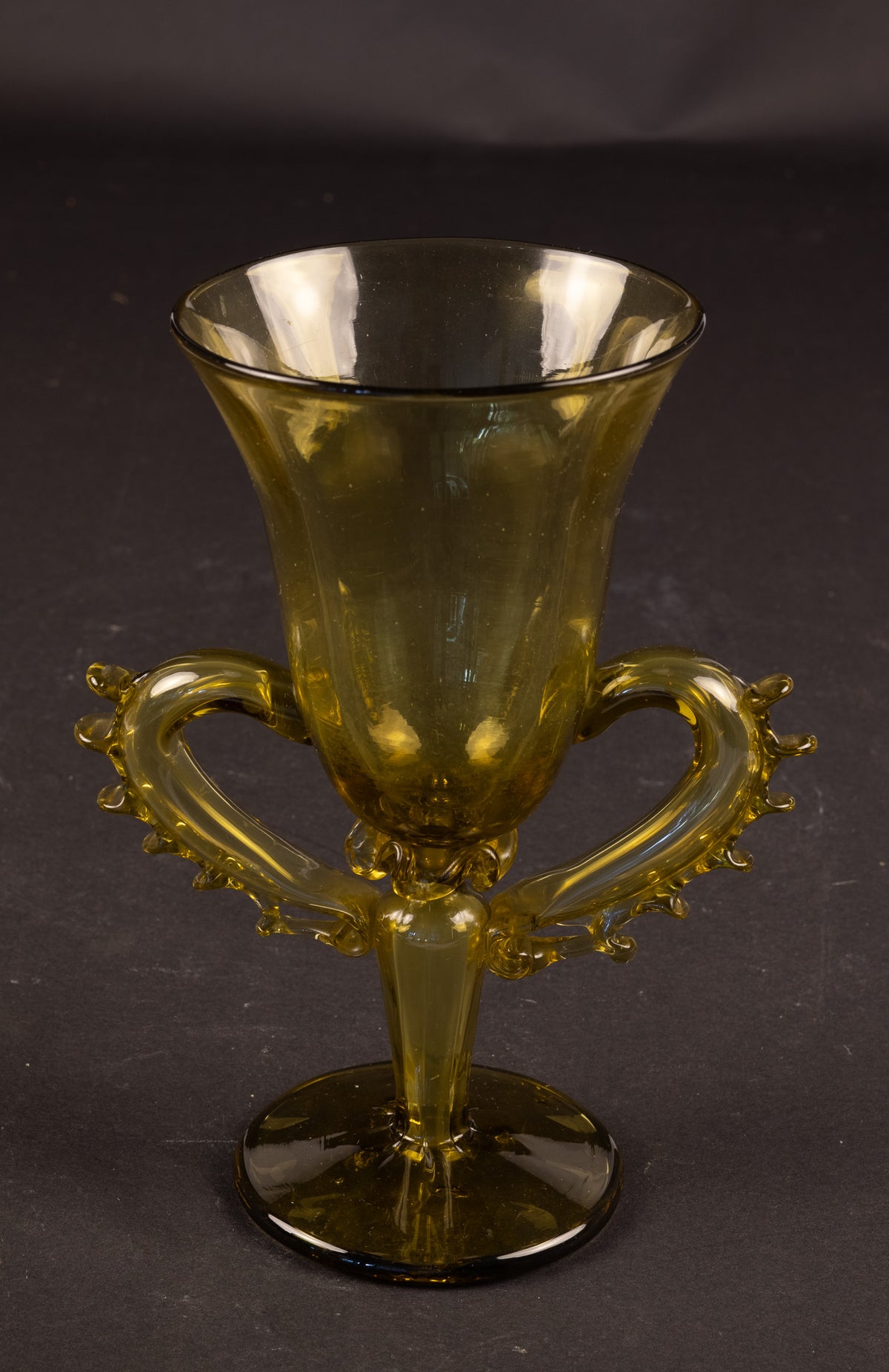 Antieke mondgeblazen siervaas / tweeorige bokaal in 'façon de Venise'-stijl – olijfgroen glas, ca. 1900