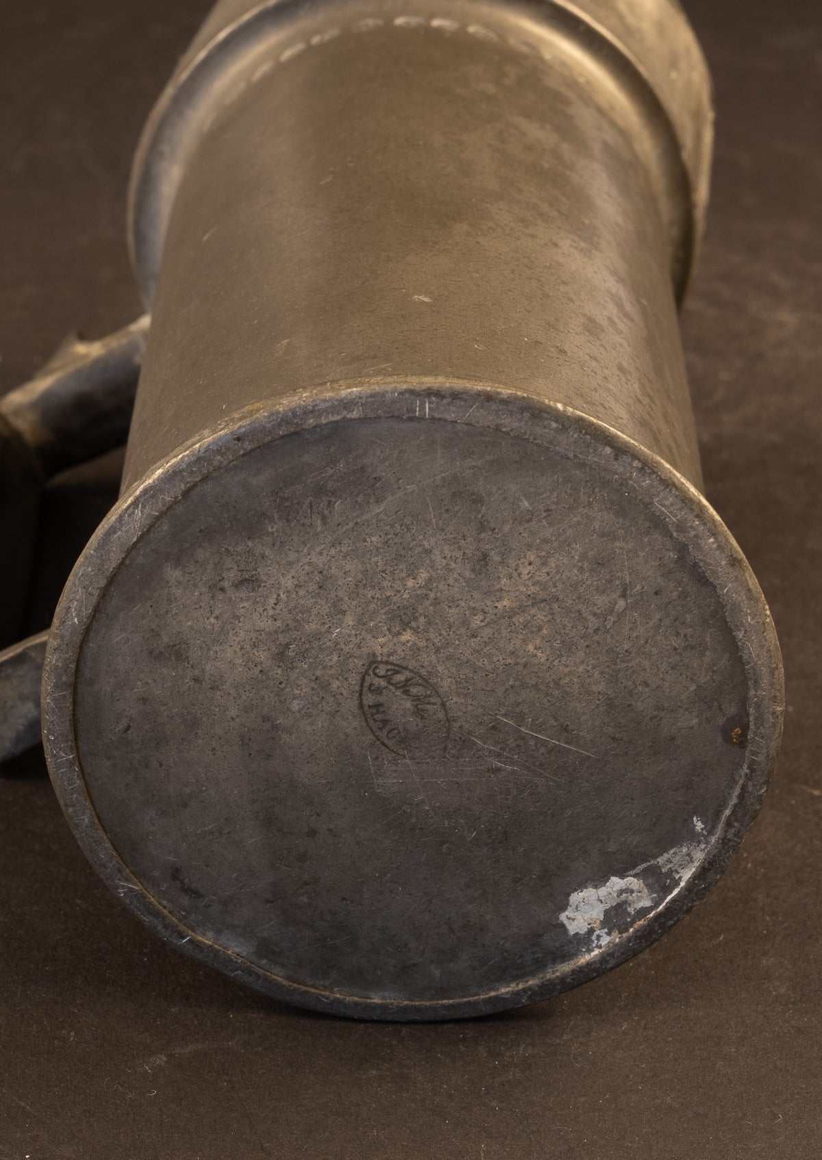 Schwerer 1-Liter-Ausgießkrug / Milchkrug aus Zinn – Arnoldus Martinus Medler, Den Haag – ca. 1860–1880 (1478 g)