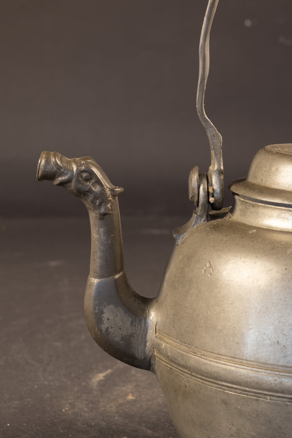 Seltene schwere Teekanne aus Zinn aus dem 18. Jahrhundert mit Drachenkopf-Ausguss – Paul Friedrich Ebert, Auerbach (Sachsen), ca. 1760–1780