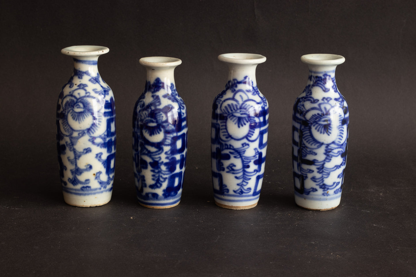 Set van 4 Antieke Chinese "Dubbel Geluk" Miniatuur Vaasjes – Qing / Vroege Republiek (ca. 1890–1930)