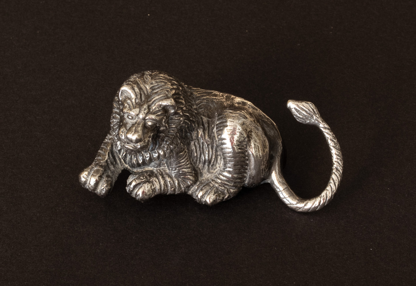 Massief Zilveren Sculptuur van een Liggende Leeuw – Venrooijs, 's-Hertogenbosch (133 gram)
