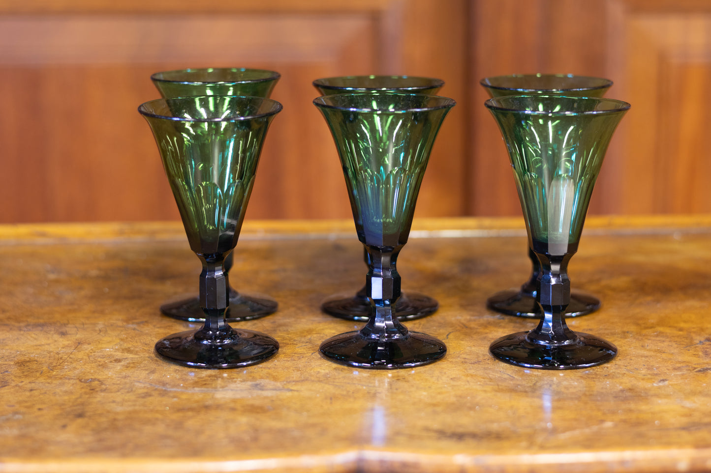 Set van 6 Antieke Groene Wijnglazen – Facetgeslepen Stam – Circa 1900