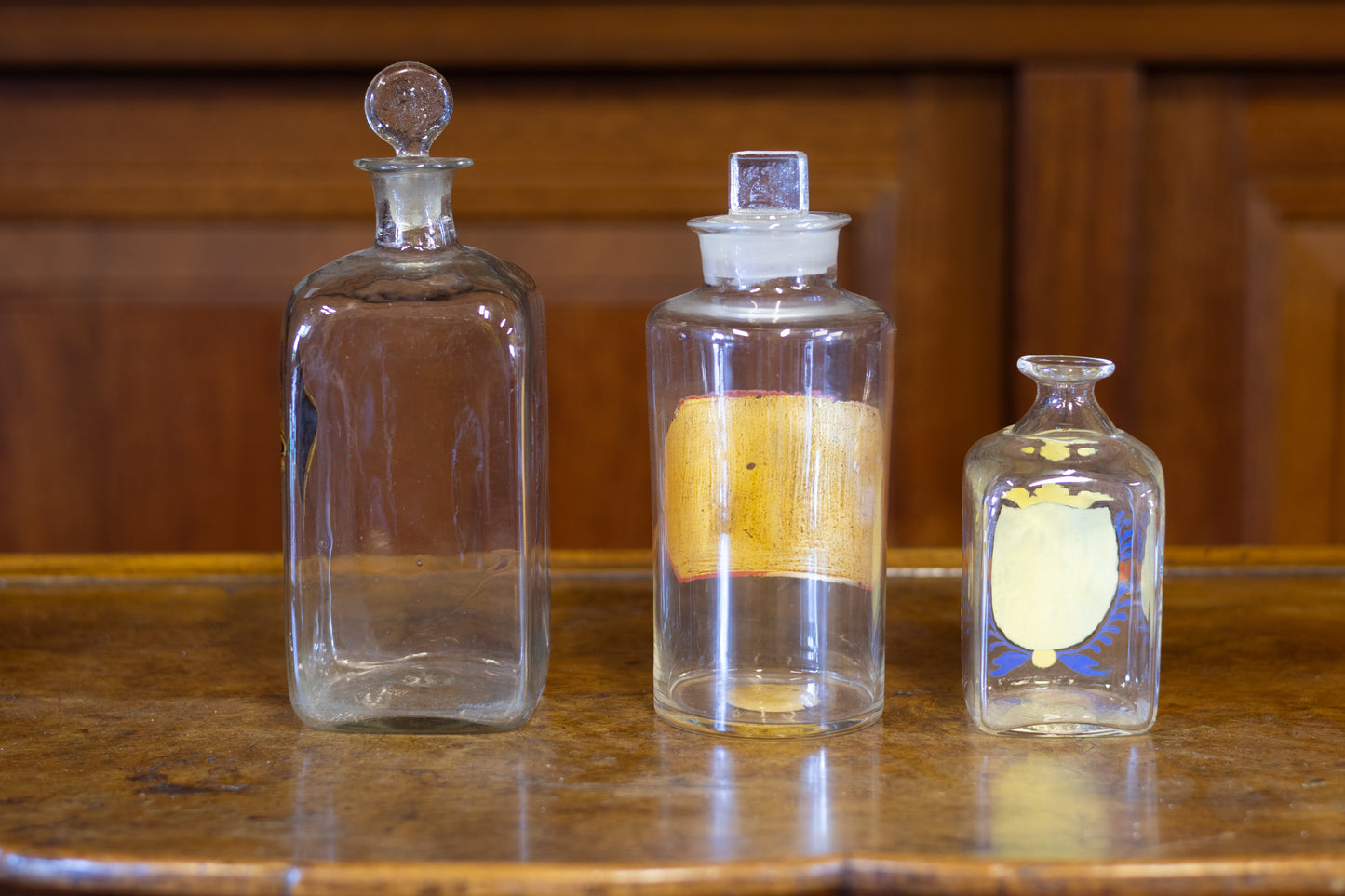 set van drie handbeschilderde apothekersflessen – ca. 1780-1840