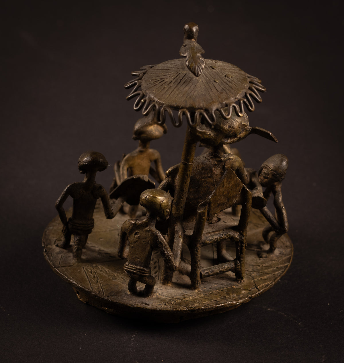 Verfijnd Ashanti Bronzen Tableau – Hofscène met Stamhoofd onder Staatsieparasol | Ghana, 20e eeuw