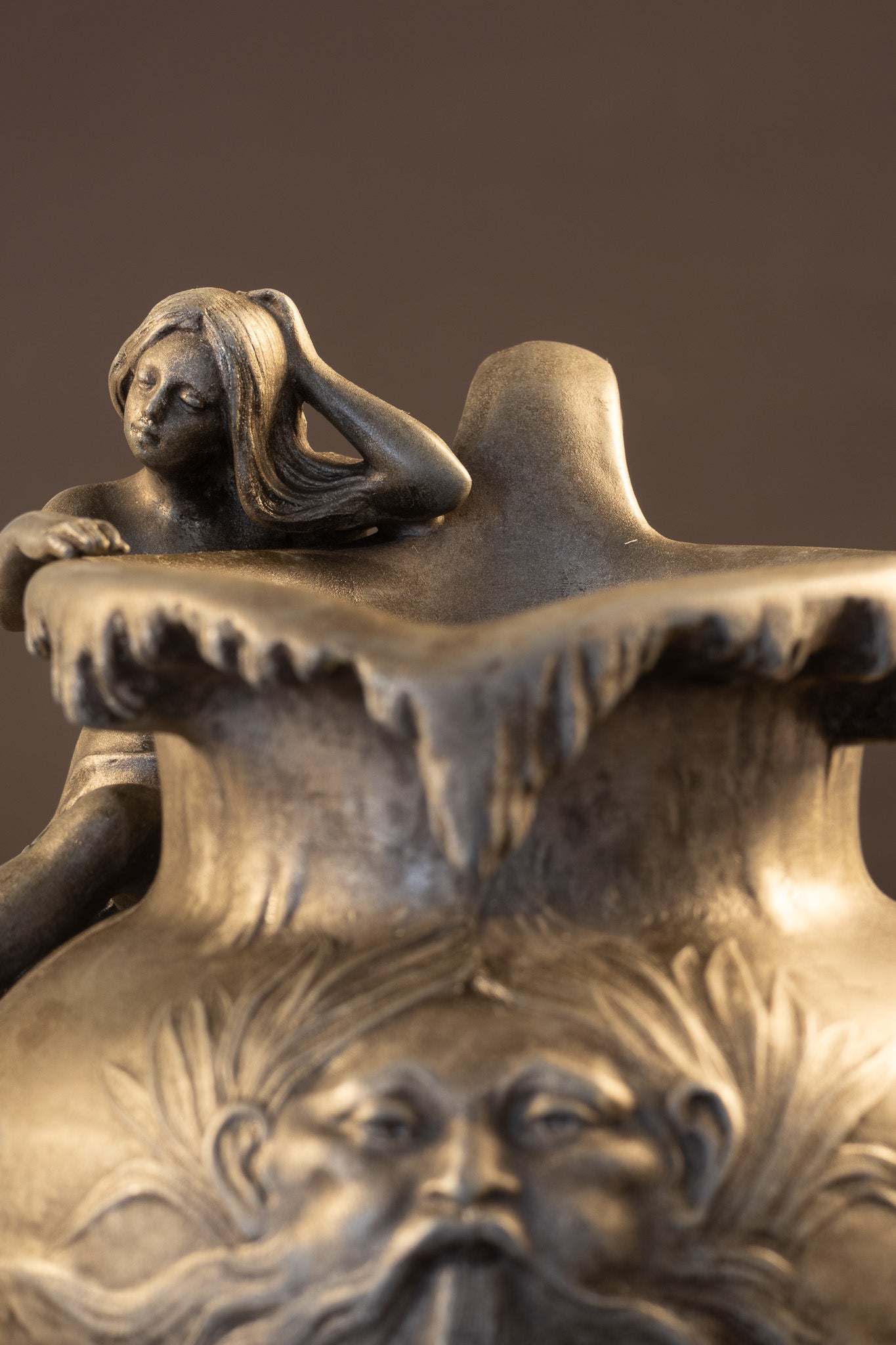 Franse Art Nouveau Tinnen Vaas met Nimf en Neptunus – Charles Théodore Perron (ca. 1900)