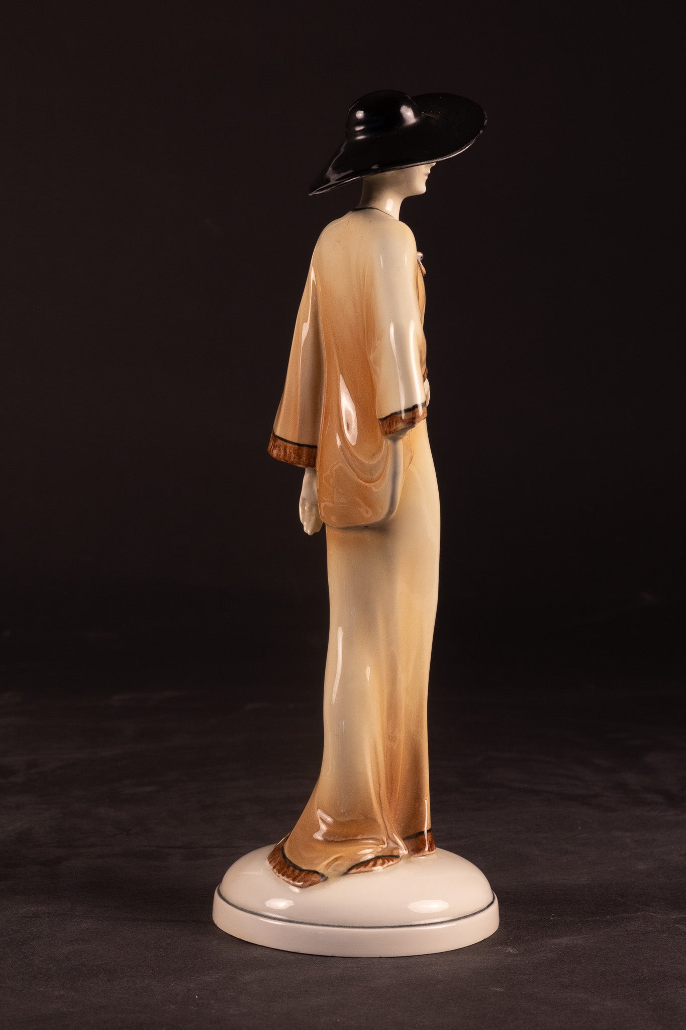 Art Deco Porseleinen Beeld – Elegante Dame met Hoed | Hertwig & Co. (Katzhütte), ca. 1925–1935