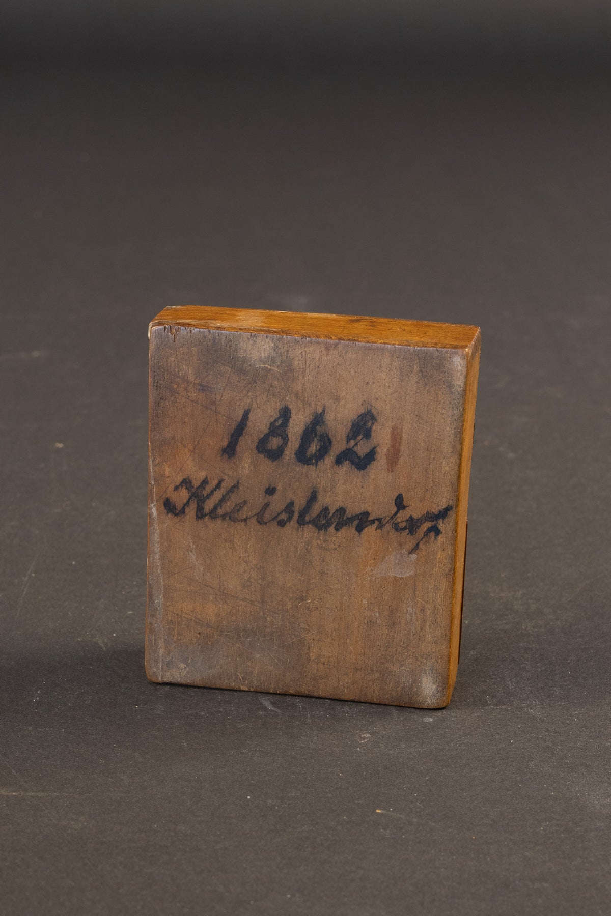 Antiek Sorrento Olijfhouten Zakhorloge Reisetui & Standaard – Gedateerd 1862