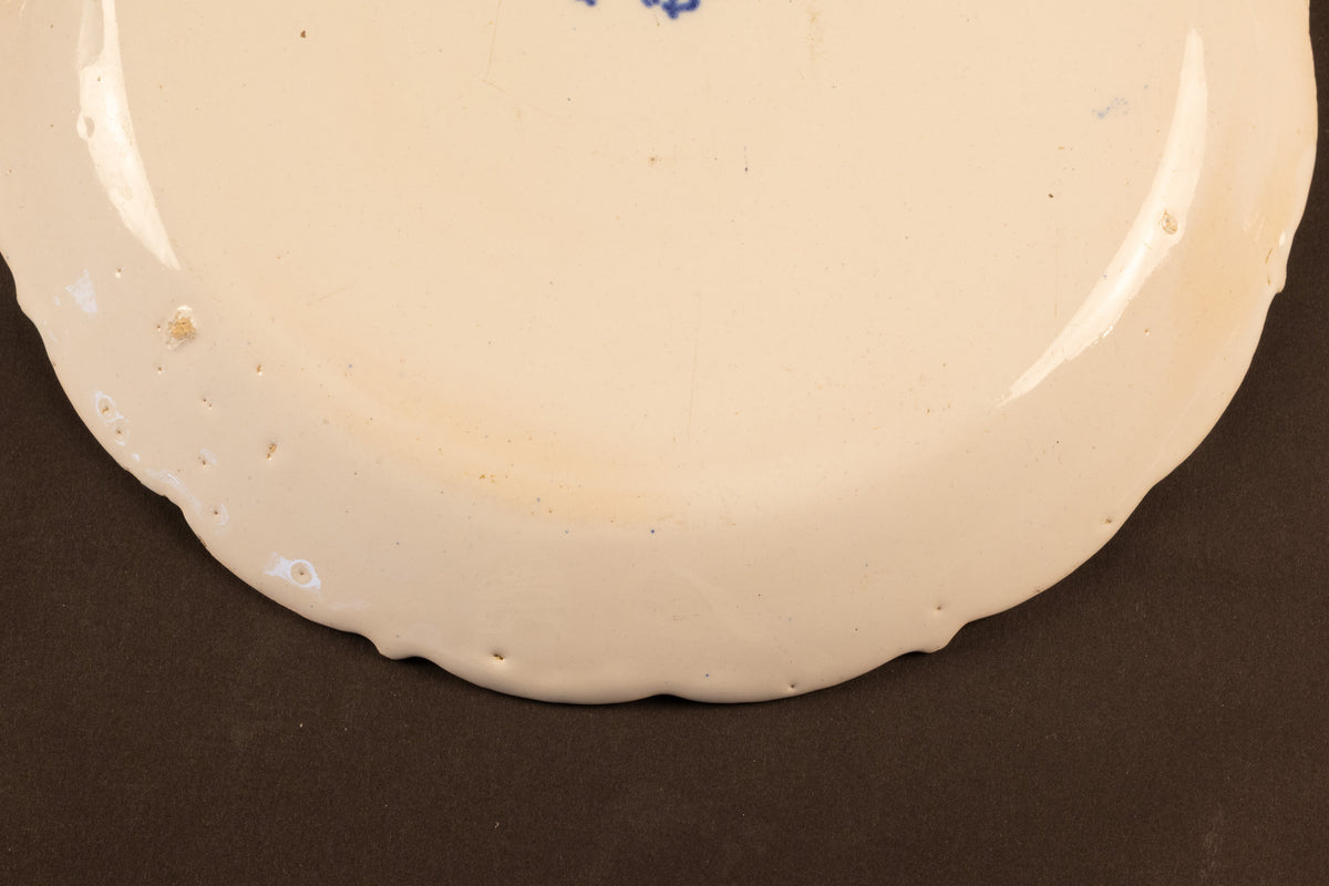 18e-eeuws Delfts blauw aardewerk bord met geschulpte rand en floraal decor