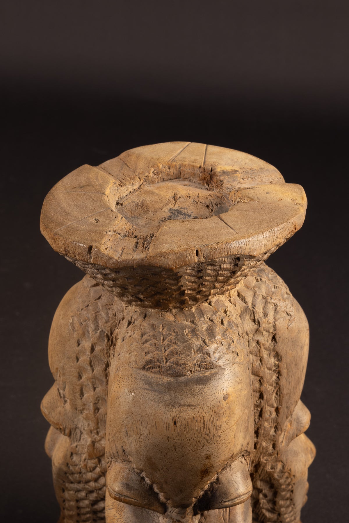 Titel: Vintage Afrikaans tricefaal houtsnijwerk met handvat – Driekoppig siervaatwerk / asbak (25 cm)