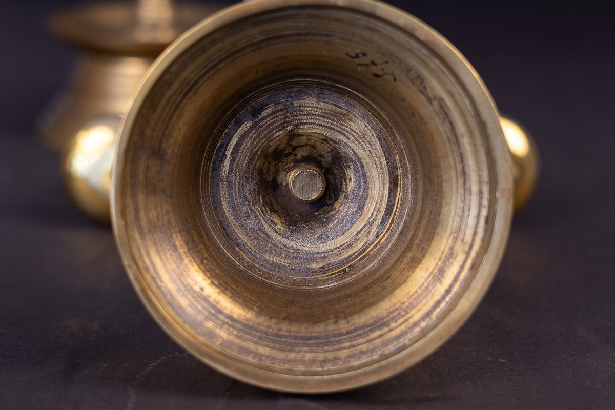 Paar neogotischer Armleuchter aus Messing (2-flammig) – ca. 1880