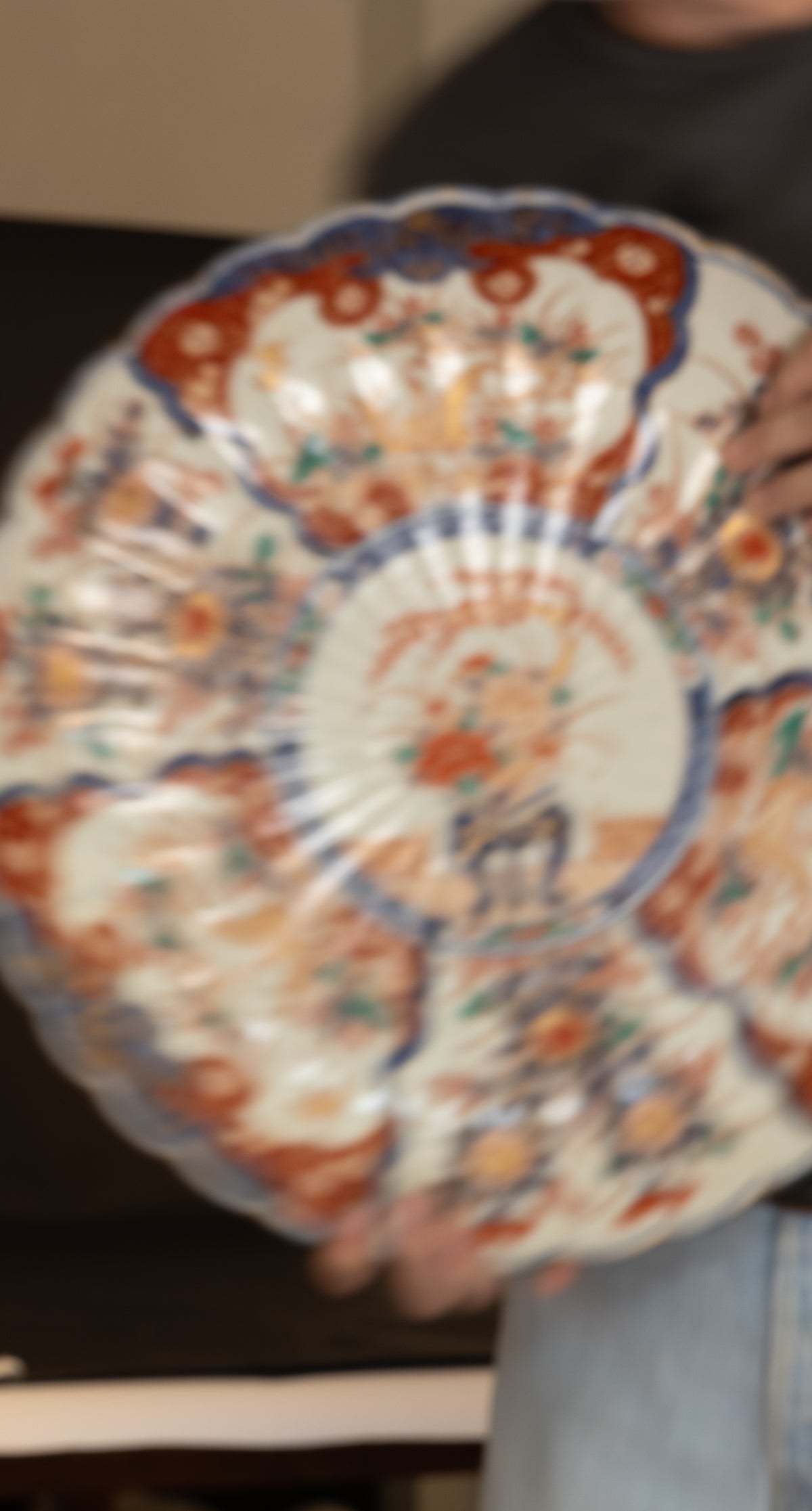 Monumentales Ensemble aus drei frühen japanischen Imari-Prunktellern (44–47 cm) – Edo-Zeit (ca. 1690–1720)