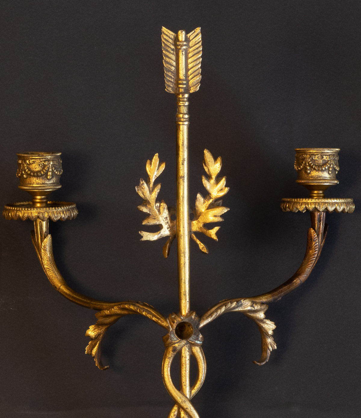 Paar vergoldete Wandkerzenhalter aus Bronze im französischen Louis-XVI-Stil mit Pfeilmotiv – Napoleon III., ca. 1870–1880