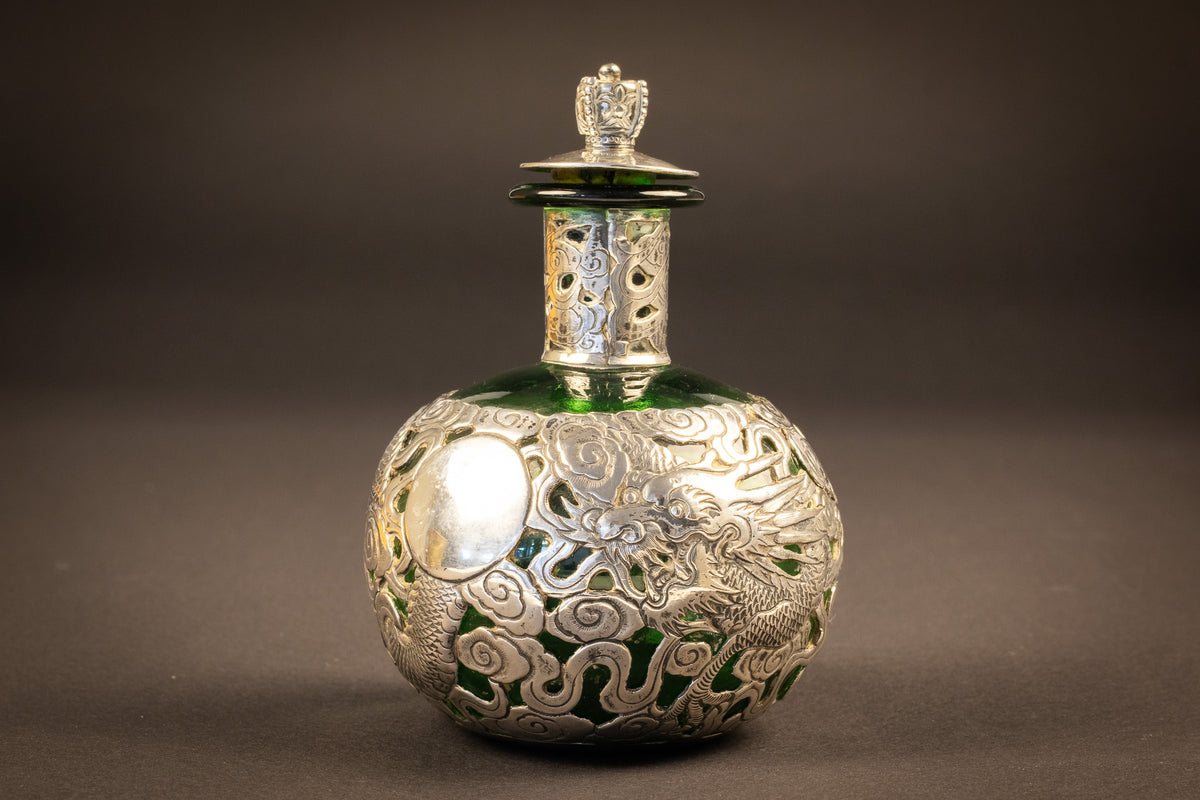 Antiker chinesischer Export-Silberflakon / Parfümflakon mit grünem Glas und Drache – 12 cm – ca. 1890–1920