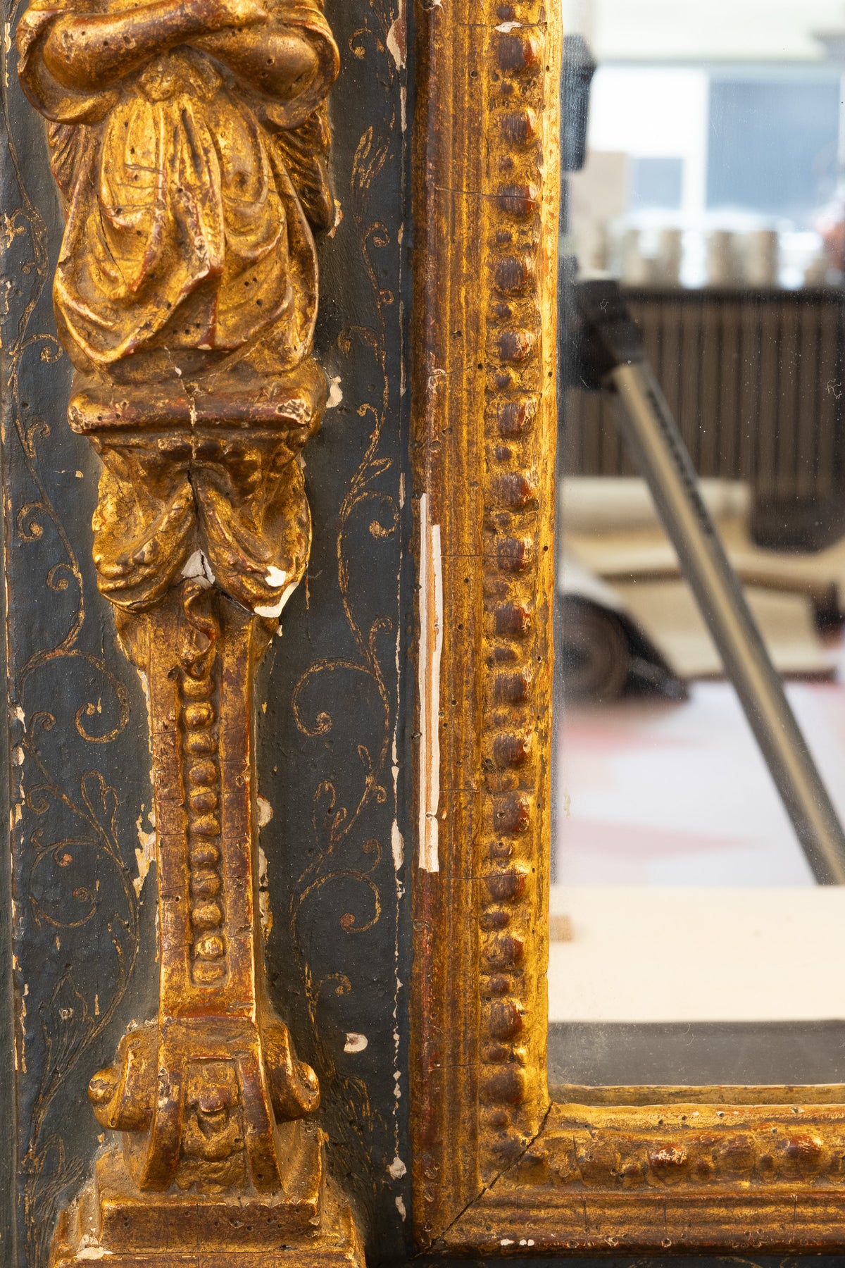 Seltene manieristische Aedicula-Tabernakelspiegel mit Engelsfiguren – Frühes 17. Jahrhundert (ca. 1600–1630)