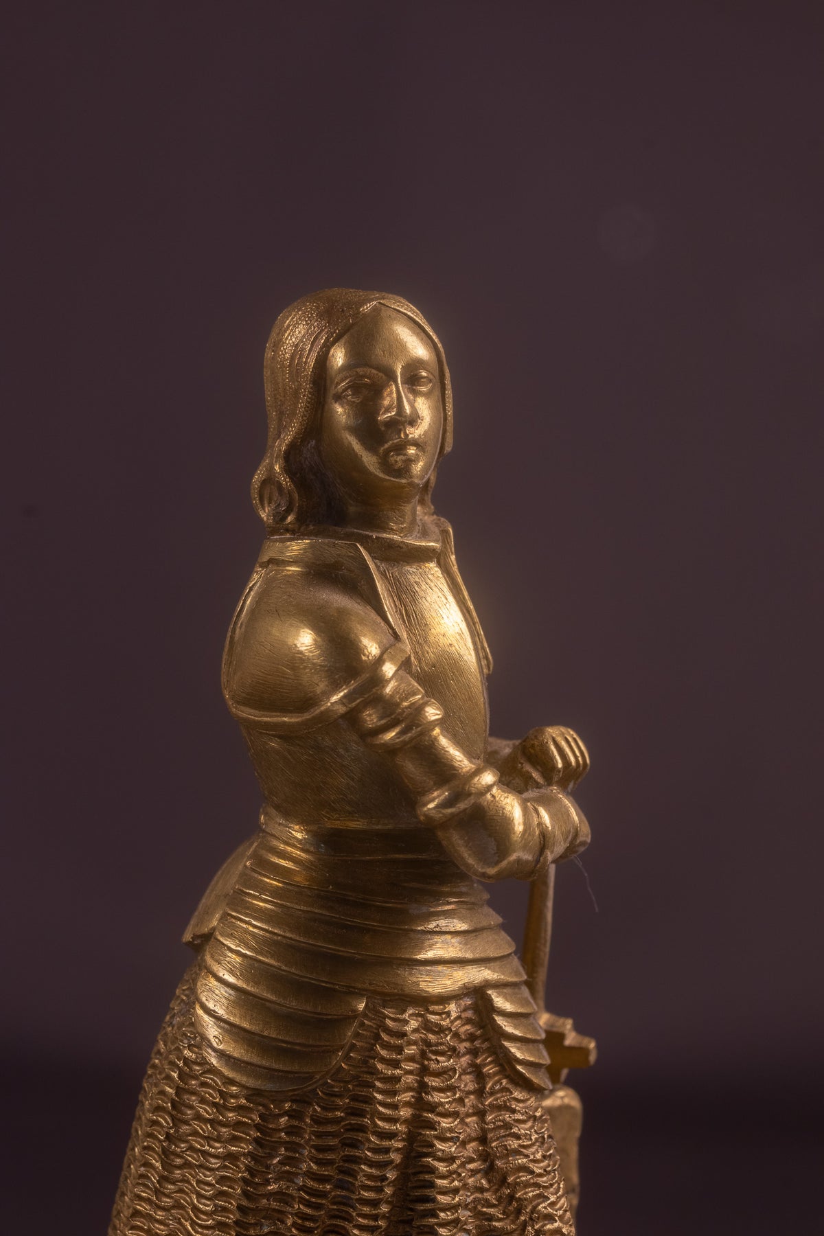 Anhängerpaar aus französisch feuervergoldeten Bronzeskulpturen – Jeanne d'Arc & Jeanne Hachette – Troubadour-Stil – Frankreich, ca. 1860–1880