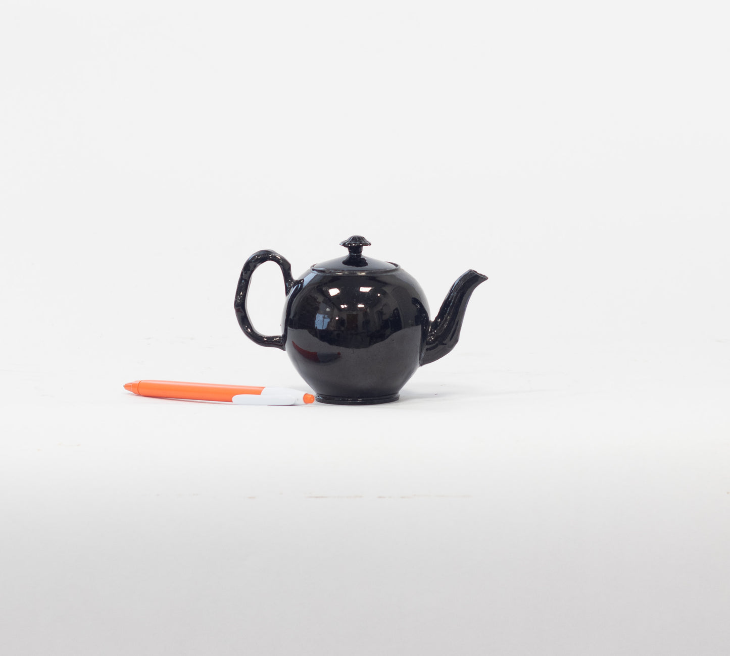 Engels zwart aardewerk theepot