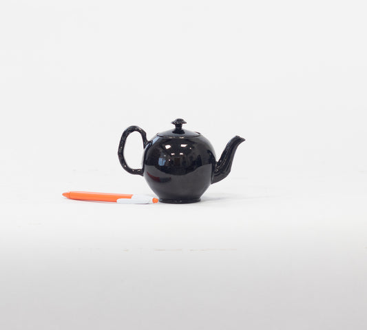 Englische schwarze Steingut-Teekanne