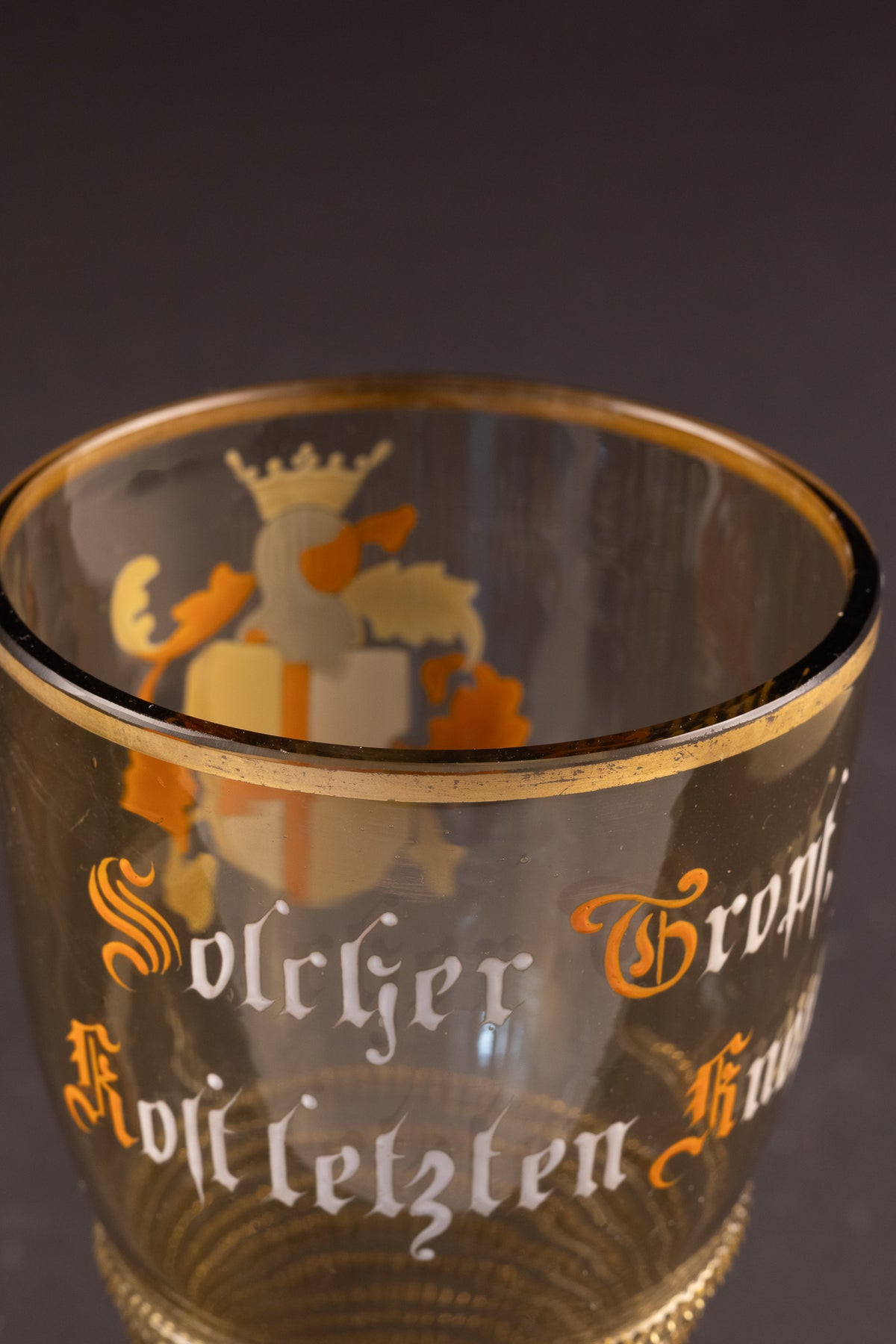 Antiker Historismus-Trinkbecher / Waldglas mit Wappen und Trinkspruch – Deutschland/Böhmen, ca. 1880–1900