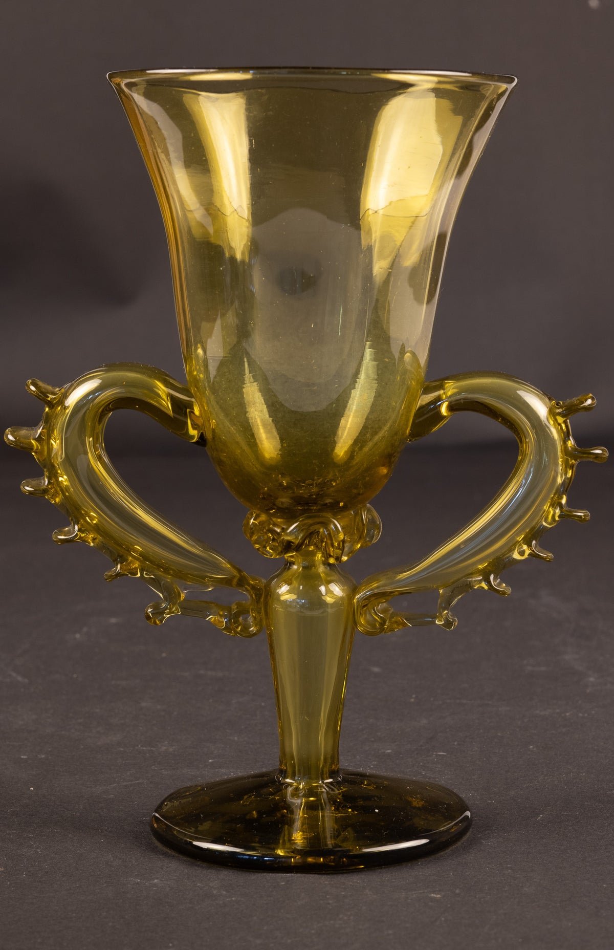 Antieke mondgeblazen siervaas / tweeorige bokaal in 'façon de Venise'-stijl – olijfgroen glas, ca. 1900
