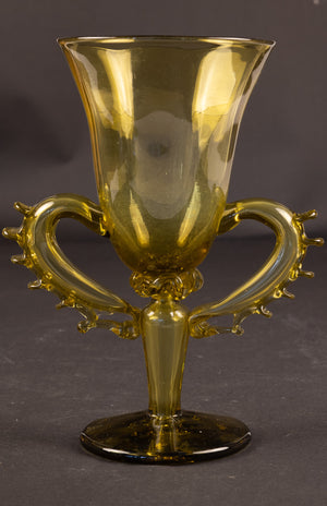 Antieke mondgeblazen siervaas / tweeorige bokaal in 'façon de Venise'-stijl – olijfgroen glas, ca. 1900