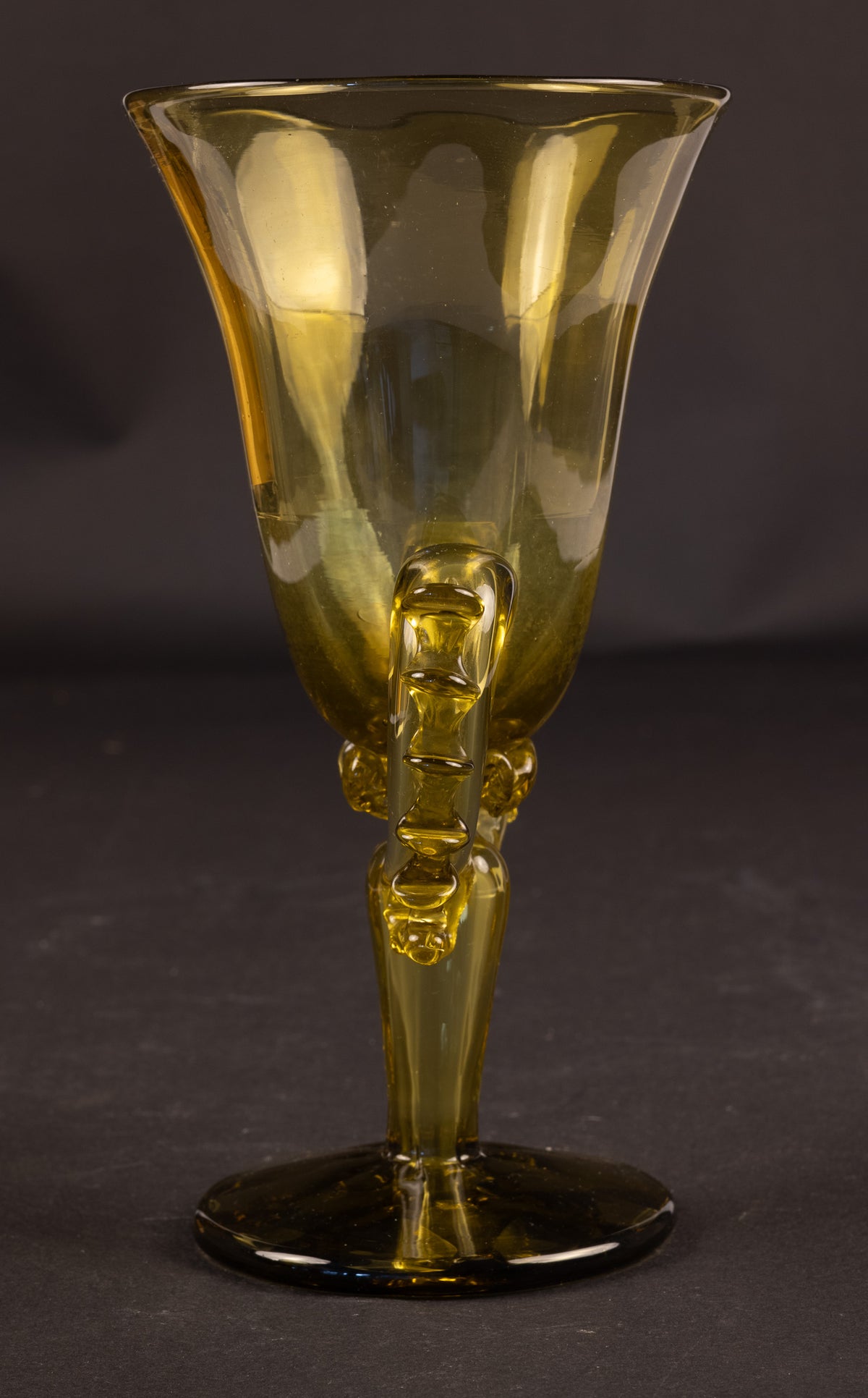 Antieke mondgeblazen siervaas / tweeorige bokaal in 'façon de Venise'-stijl – olijfgroen glas, ca. 1900