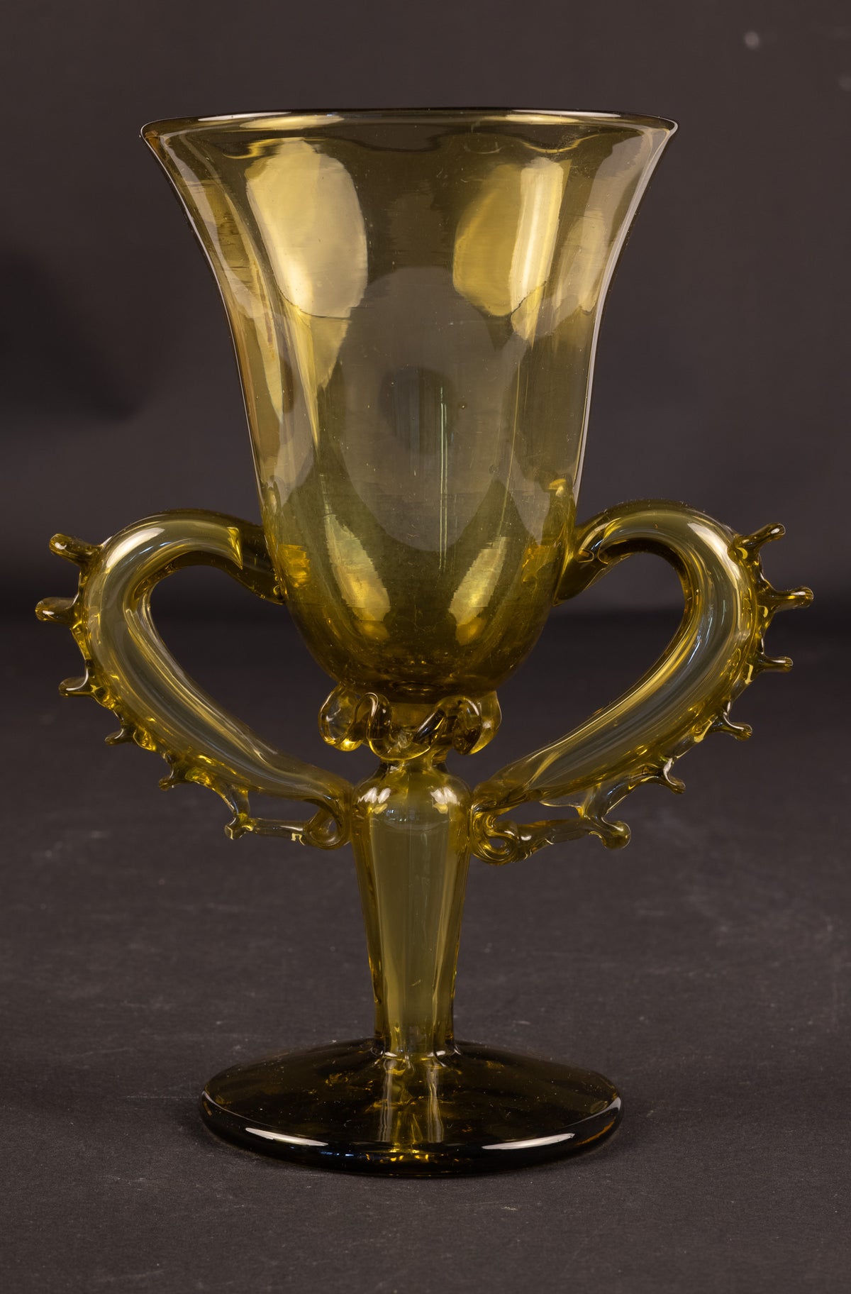 Antieke mondgeblazen siervaas / tweeorige bokaal in 'façon de Venise'-stijl – olijfgroen glas, ca. 1900