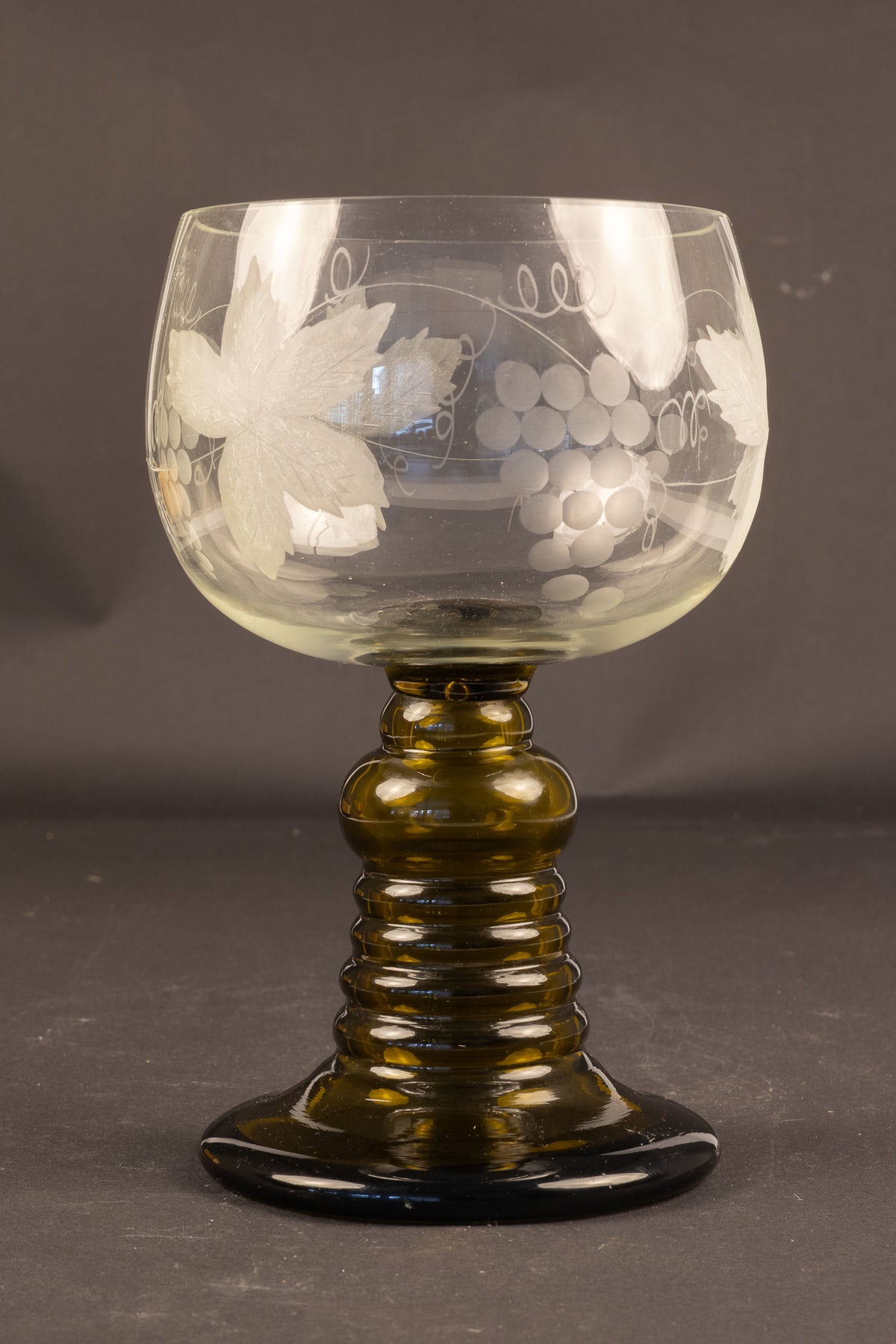 Große antike Rheinweinrebe mit graviertem Weindekor – Historismus, ca. 1880–1900