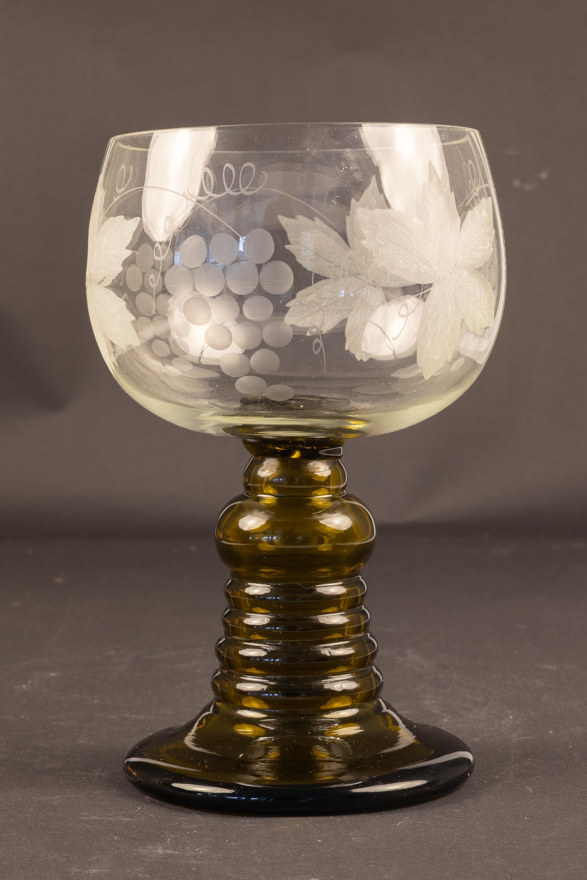 Große antike Rheinweinrebe mit graviertem Weindekor – Historismus, ca. 1880–1900