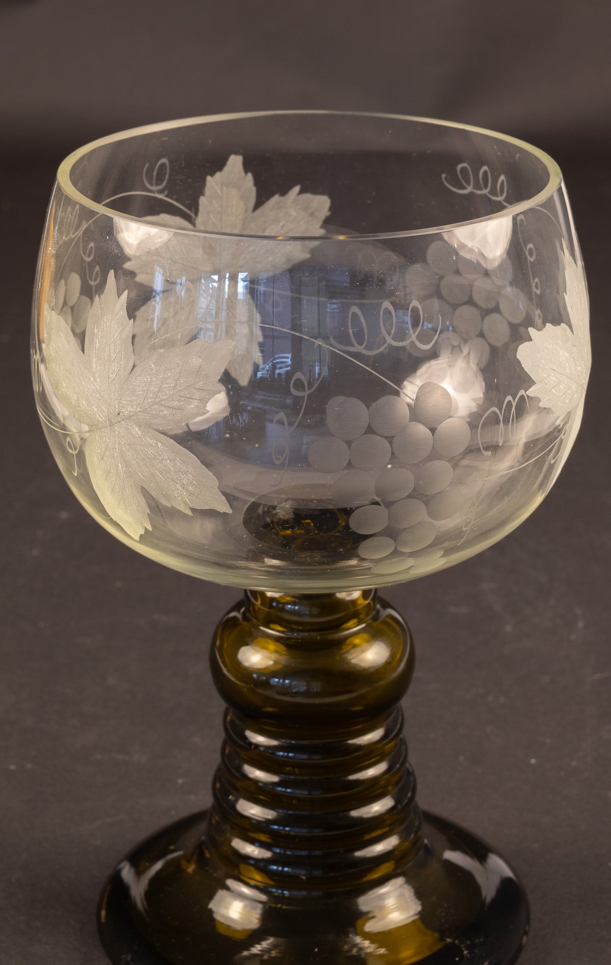 Große antike Rheinweinrebe mit graviertem Weindekor – Historismus, ca. 1880–1900