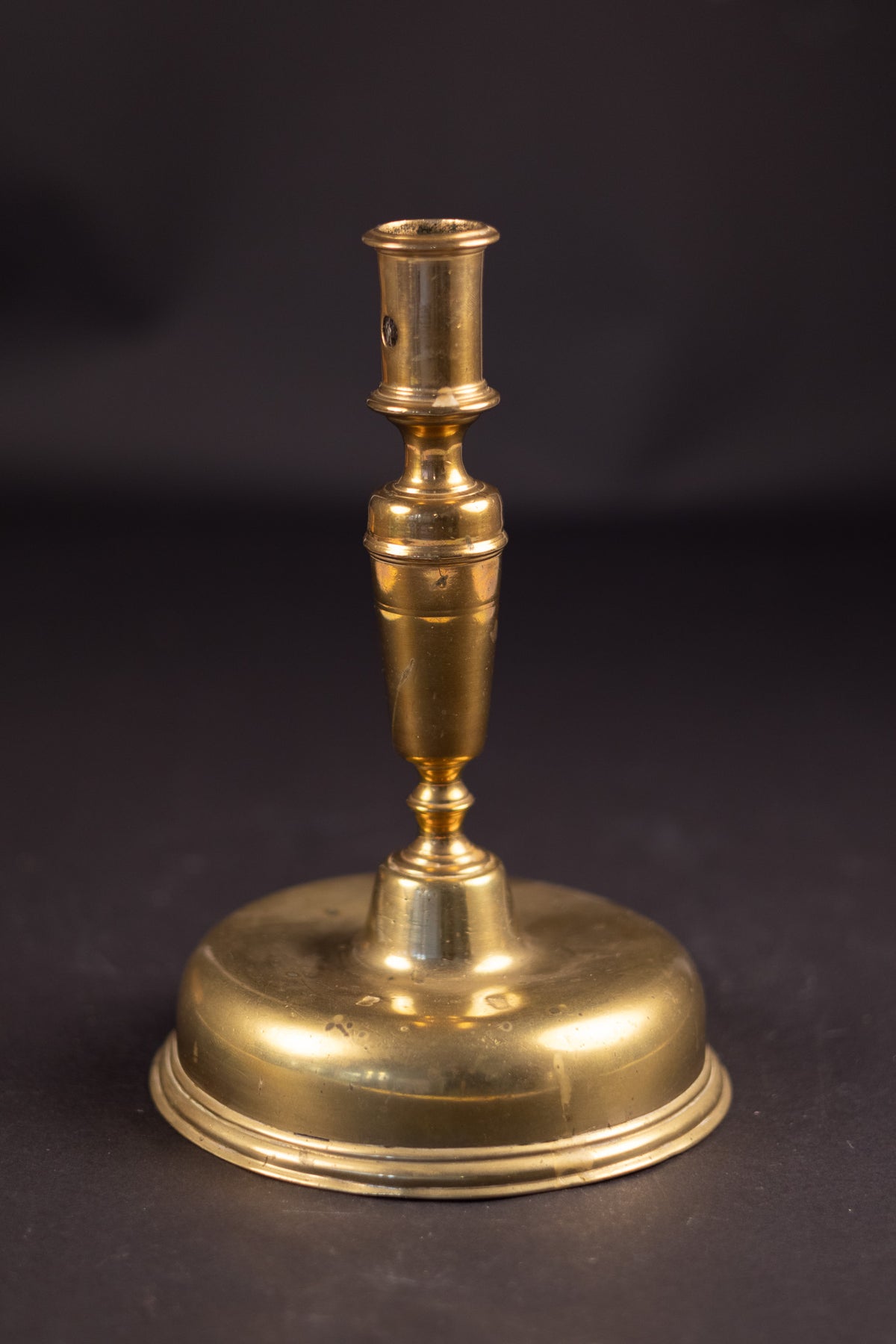 Seltenes frühes Baluster-Kerzenständer aus Messing – Spanien / Niederlande – ca. 1600