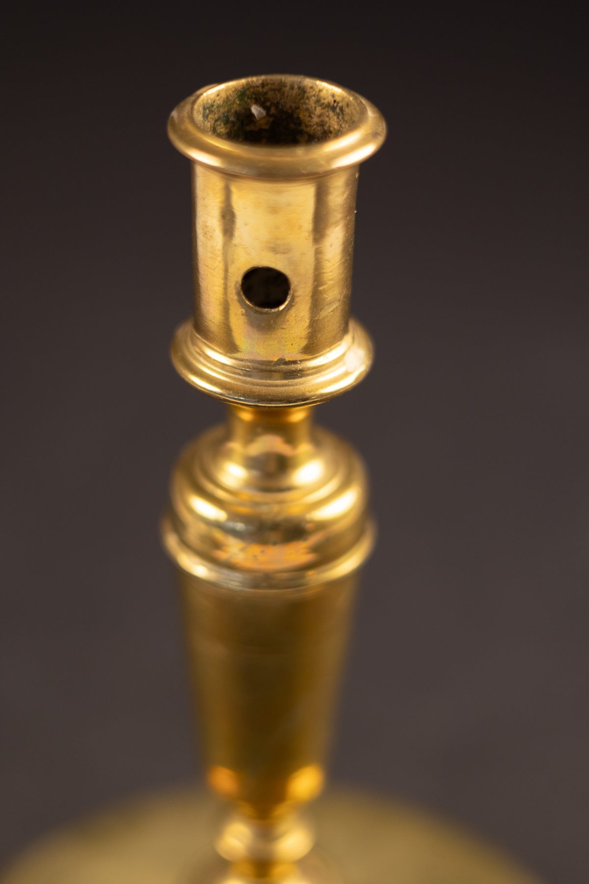 Seltenes frühes Baluster-Kerzenständer aus Messing – Spanien / Niederlande – ca. 1600