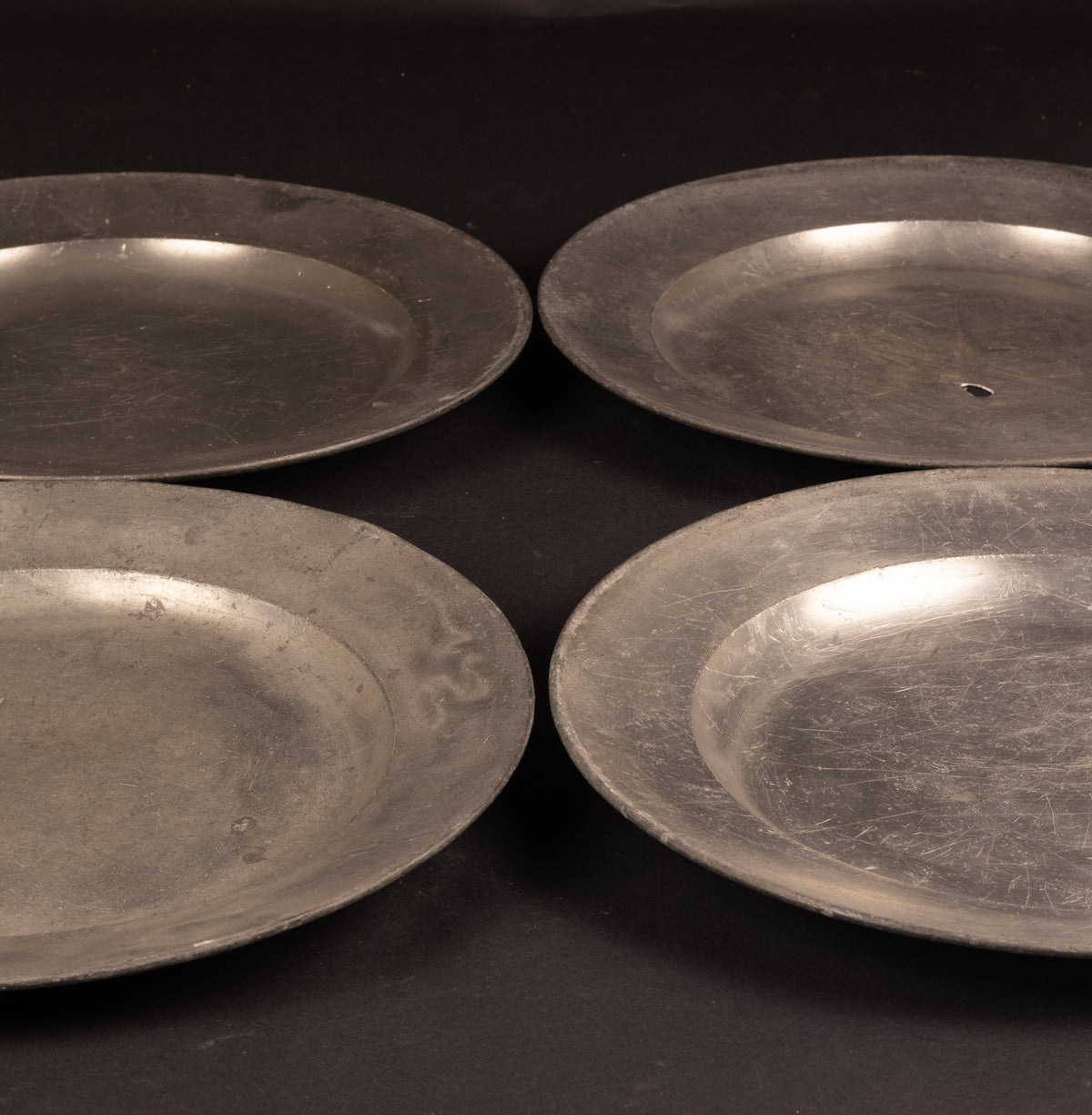 Set van 4 zware tinnen hofschotels – Johann Ernst Du Bois, Hof-Zinngiesser Gotha – ca. 1780/1800 – Provenance: Schloss Marienburg (Sotheby's 2005)