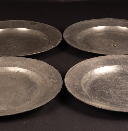 Set van 4 zware tinnen hofschotels – Johann Ernst Du Bois, Hof-Zinngiesser Gotha – ca. 1780/1800 – Provenance: Schloss Marienburg (Sotheby's 2005)