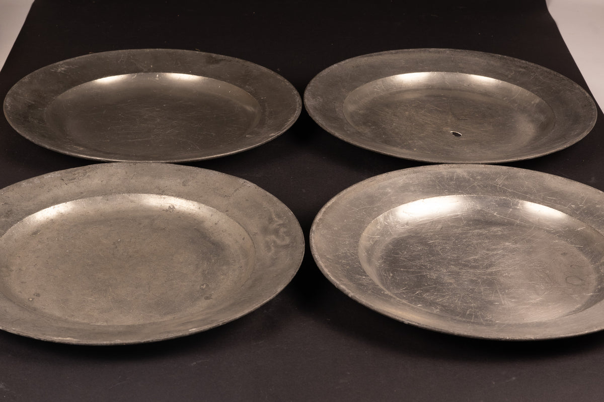 Set van 4 zware tinnen hofschotels – Johann Ernst Du Bois, Hof-Zinngiesser Gotha – ca. 1780/1800 – Provenance: Schloss Marienburg (Sotheby's 2005)