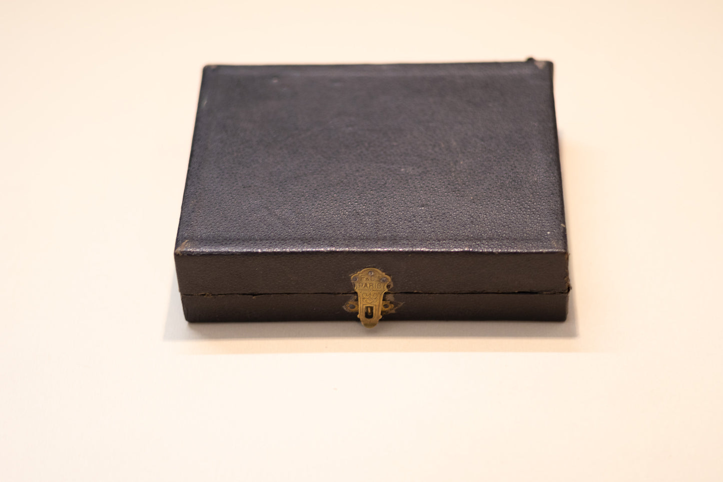 Antiek Frans Gebedenboek (1882) – Luxe Band met Sierlijk Beslag & Originele Cassette
