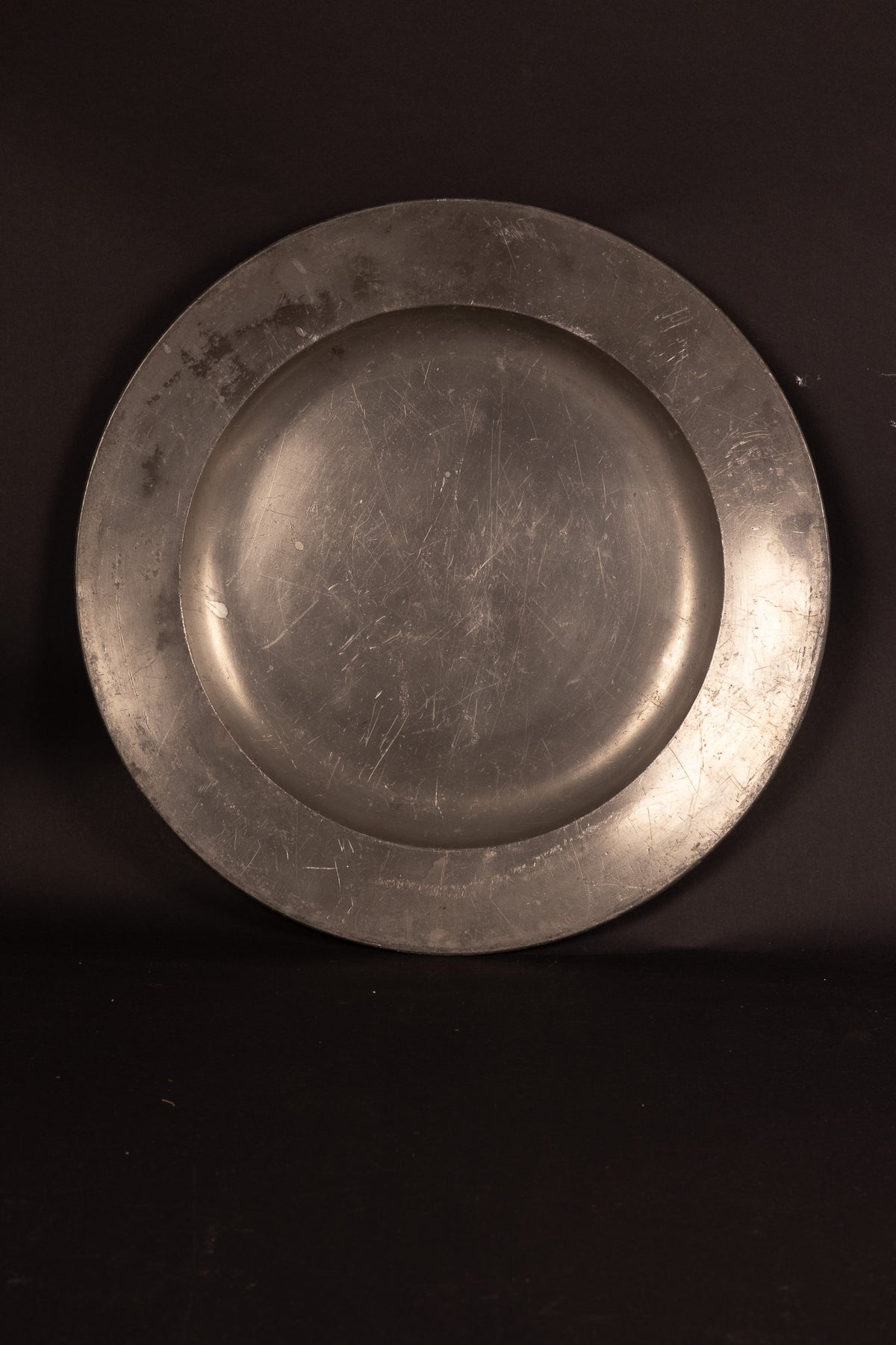 Set van 4 zware tinnen hofschotels – Johann Ernst Du Bois, Hof-Zinngiesser Gotha – ca. 1780/1800 – Provenance: Schloss Marienburg (Sotheby's 2005)