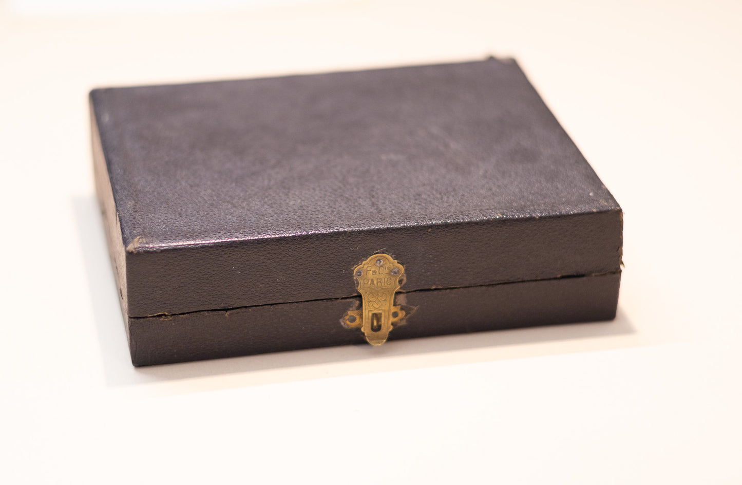 Antiek Frans Gebedenboek (1882) – Luxe Band met Sierlijk Beslag & Originele Cassette