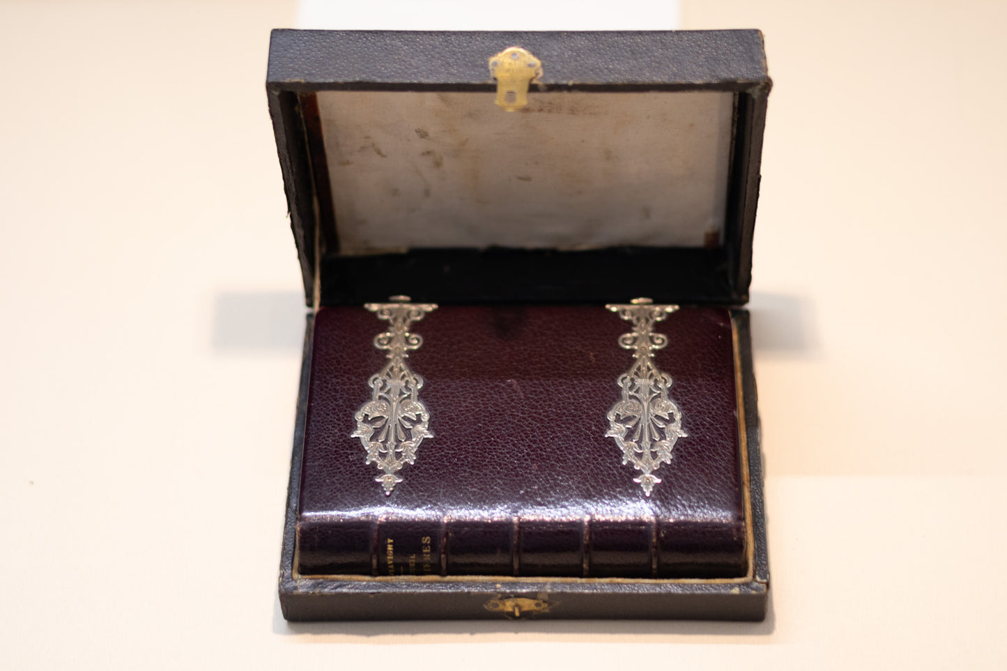 Antiek Frans Gebedenboek (1882) – Luxe Band met Sierlijk Beslag & Originele Cassette