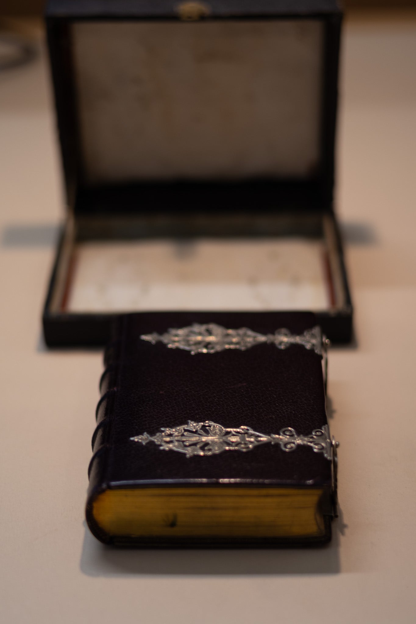 Antiek Frans Gebedenboek (1882) – Luxe Band met Sierlijk Beslag & Originele Cassette