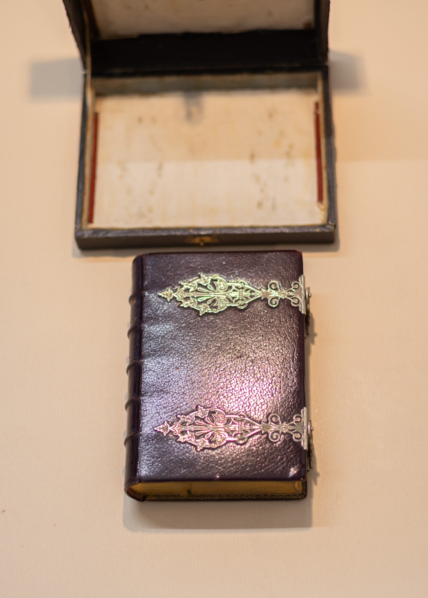 Antiek Frans Gebedenboek (1882) – Luxe Band met Sierlijk Beslag & Originele Cassette