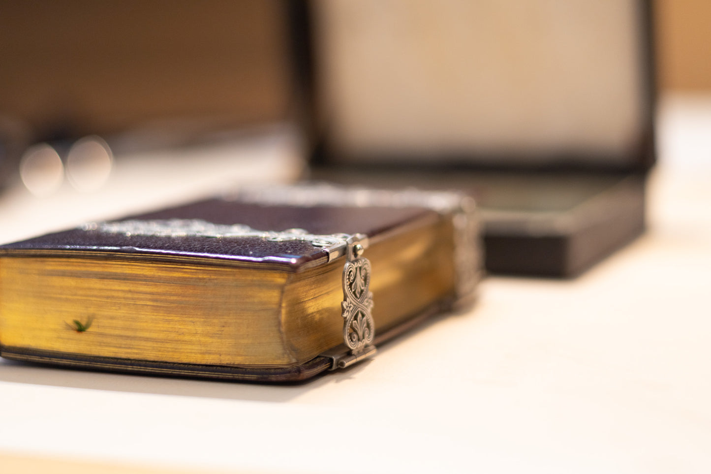 Antiek Frans Gebedenboek (1882) – Luxe Band met Sierlijk Beslag & Originele Cassette
