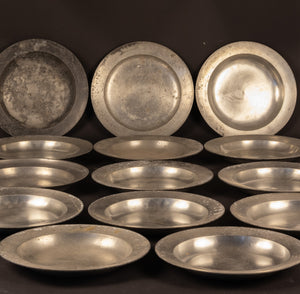 Seltenes Set aus 14 Zinntellern mit königlicher Herkunft – Haus Braunschweig & Hannover / Schloss Marienburg (datiert 1854)