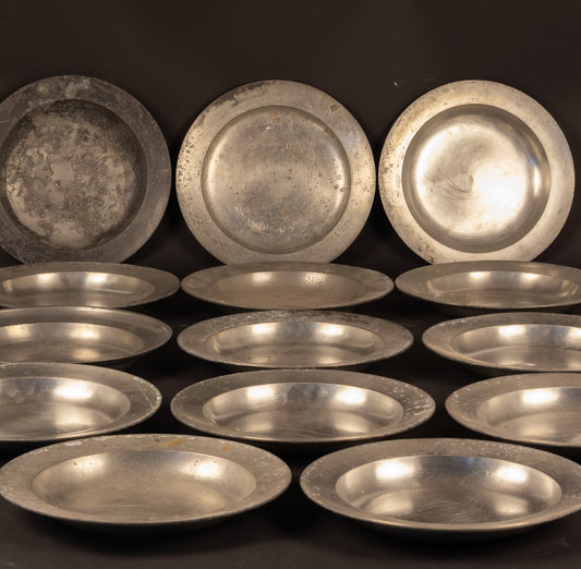 Seltenes Set aus 14 Zinntellern mit königlicher Herkunft – Haus Braunschweig & Hannover / Schloss Marienburg (datiert 1854)
