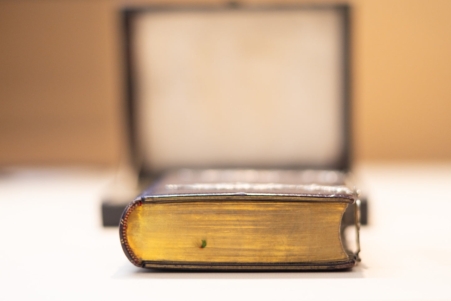 Antiek Frans Gebedenboek (1882) – Luxe Band met Sierlijk Beslag & Originele Cassette