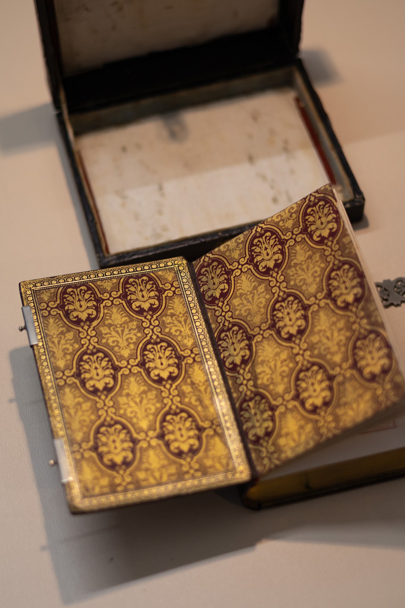 Antiek Frans Gebedenboek (1882) – Luxe Band met Sierlijk Beslag & Originele Cassette