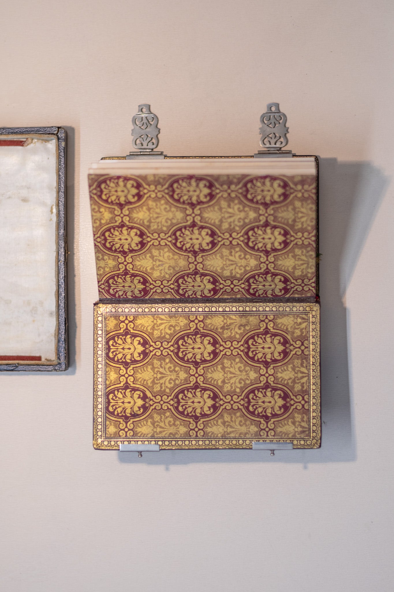 Antiek Frans Gebedenboek (1882) – Luxe Band met Sierlijk Beslag & Originele Cassette