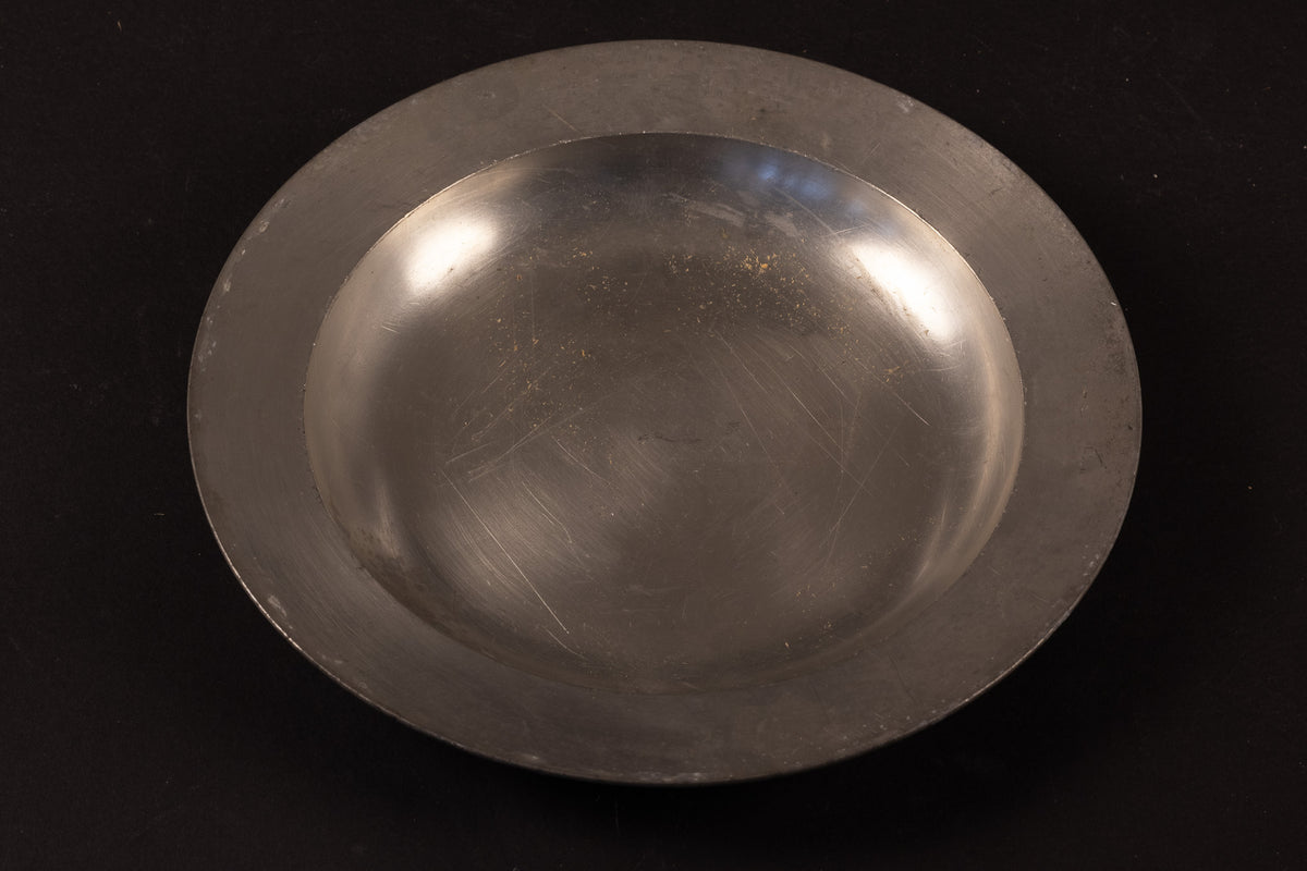 Seltenes Set aus 14 Zinntellern mit königlicher Herkunft – Haus Braunschweig & Hannover / Schloss Marienburg (datiert 1854)