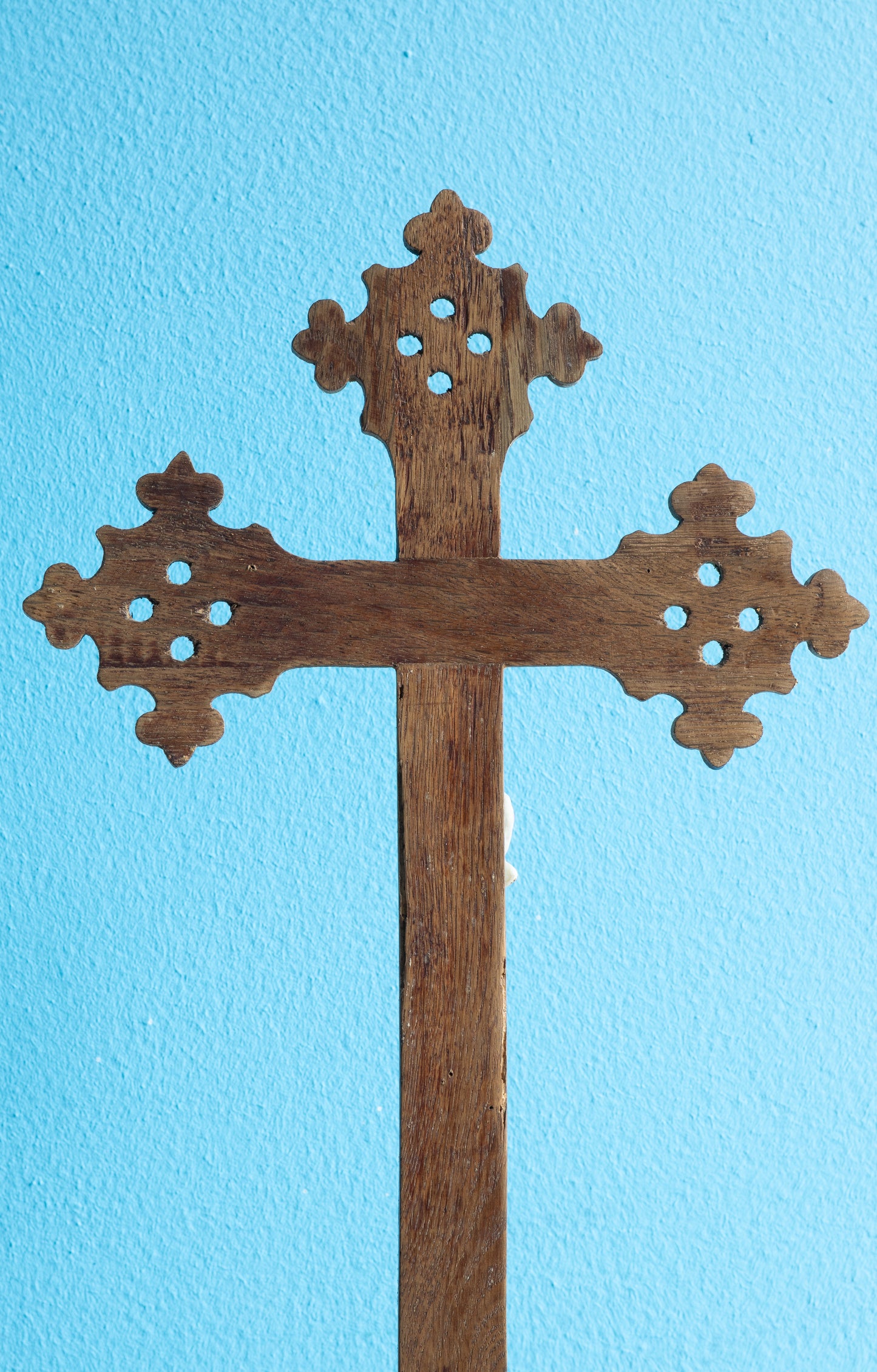 Antiek Neogotisch Kruisbeeld – Eikenhout & Bisquitporselein (50 cm)
