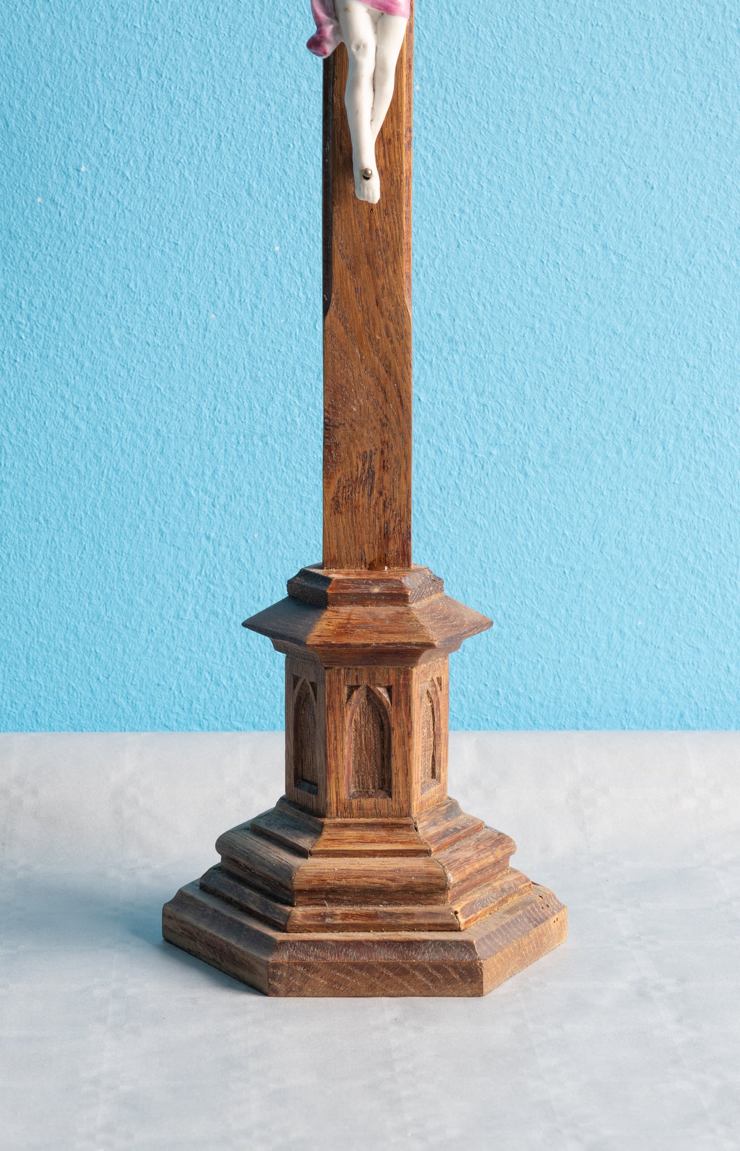 Antiek Neogotisch Kruisbeeld – Eikenhout & Bisquitporselein (50 cm)