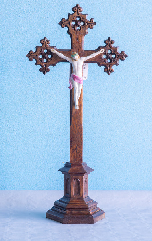 Antiek Neogotisch Kruisbeeld – Eikenhout & Bisquitporselein (50 cm)